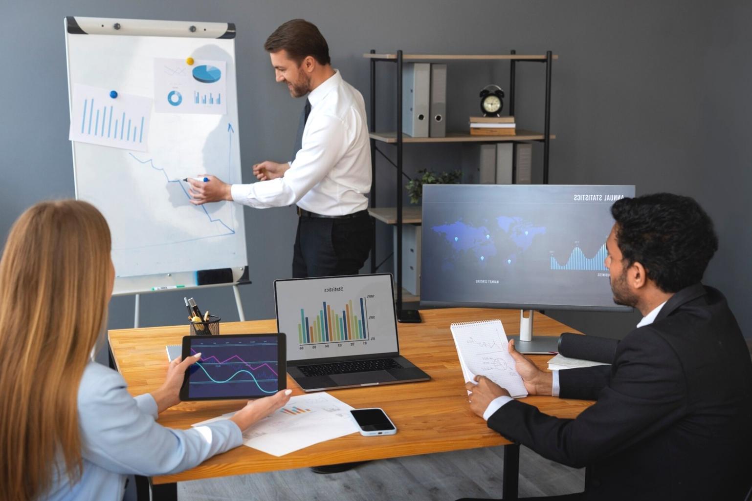 Espace de formation avec tableaux d'analyse financière