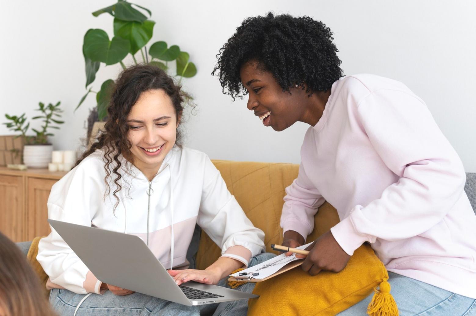 Espace de travail moderne avec équipement technologique pour la gestion d'applications d'investissement