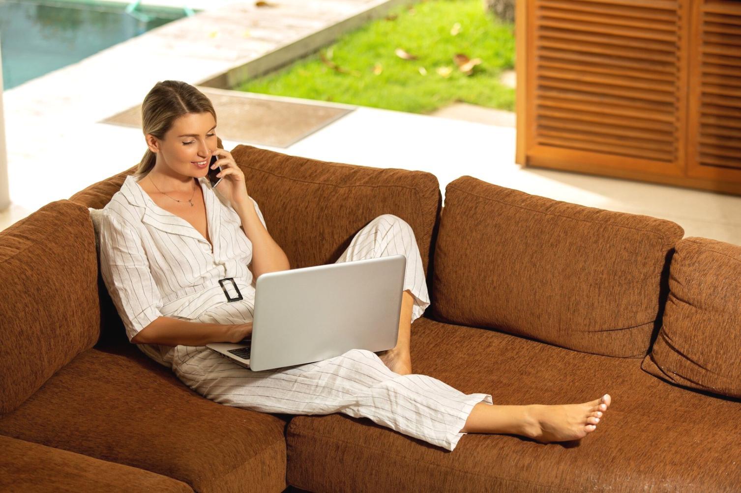 Espace de travail organisé pour l'apprentissage en ligne avec écran et matériel éducatif